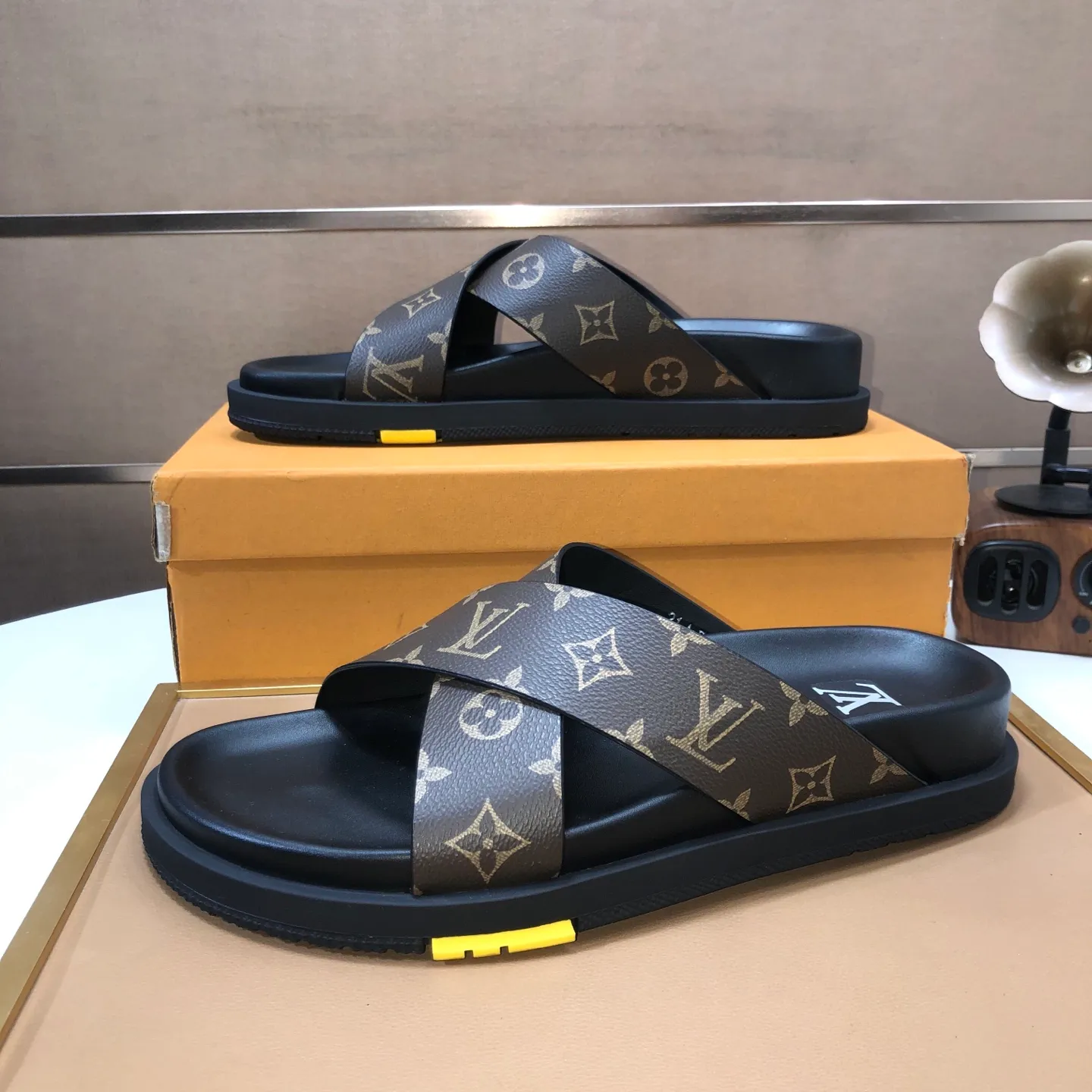 Men's shoes 💰400💰 [Louis Vuitton LV slippers] (high-end cowhide) counter 1:1 fashion style, a must-have for summer! The designer used LV’s iconic outsole. The original simple slippers instantly become fashionable! The upper is made of flexible special cowhide leather straps alternately, and the workmanship is exquisite! A must-have for stylish men in summer, size 38-45 (45 customized)